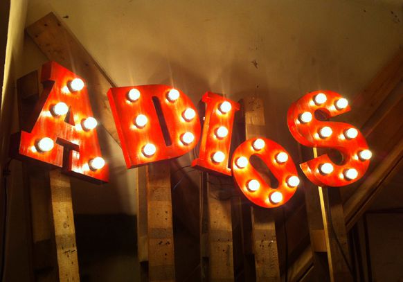 LEMONBE_Decoracion con letreros luminosos_08