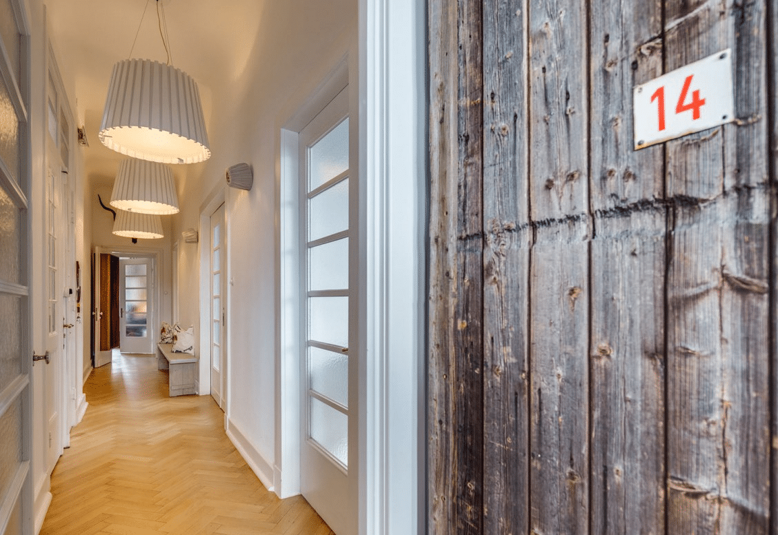 LEMONBE-Un departamento que evoca coloridos viajes por el mundo-11